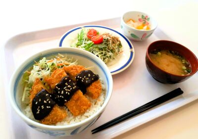 日替り定食４００円（写真は味噌カツ丼）ご飯の量も調節できる