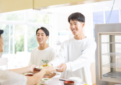 食堂スタッフとの何気ない会話にほっと癒されるひととき